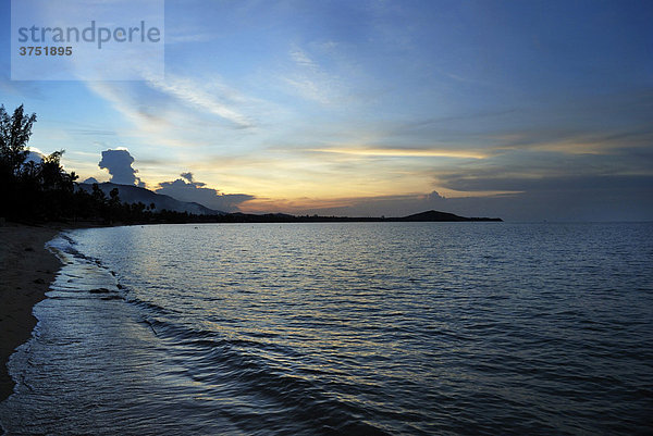 Sonnenuntergang am Strand  Ferieninsel Kho Samui  Thailand