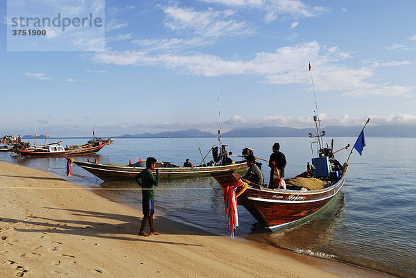 Fischerboote am Strand  Ferieninsel Kho Samui  Thailand