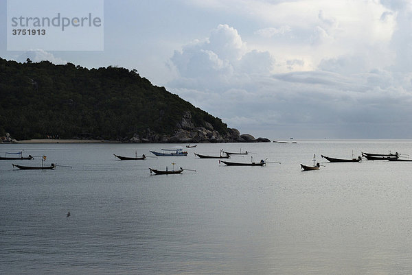 Morgenstimmung mit Fischerbooten in einer Bucht  Ferieninsel Kho Phangan  Thailand