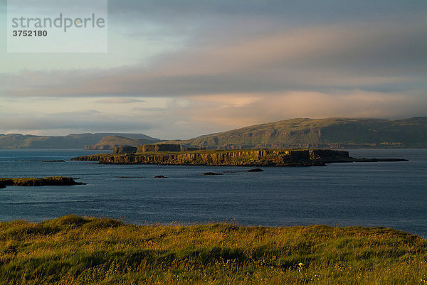 Küste mit Blick auf Mull von Lunga  Treshnish Isles  Großbritannien