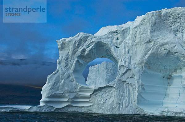 Eisberg mit Eistor  Diskobucht  Nordatlantik  Grönland