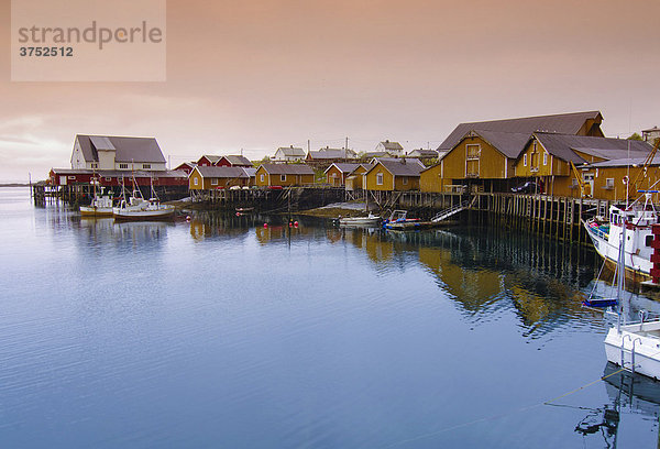 Fischerhütten / Fischersiedlung in Reine  Lofoten  Norwegen