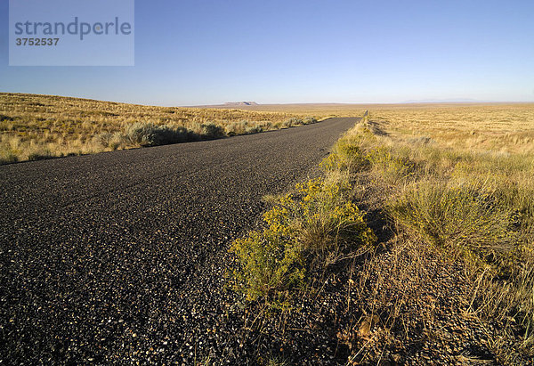 Landstraße neben der I-70 Interstate 70  nahe Hanksville  Utah  USA