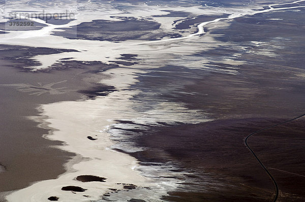 Luftaufnahme von Borax Ablagerungen am Talboden des Death Valley National Park  Kalifornien  USA