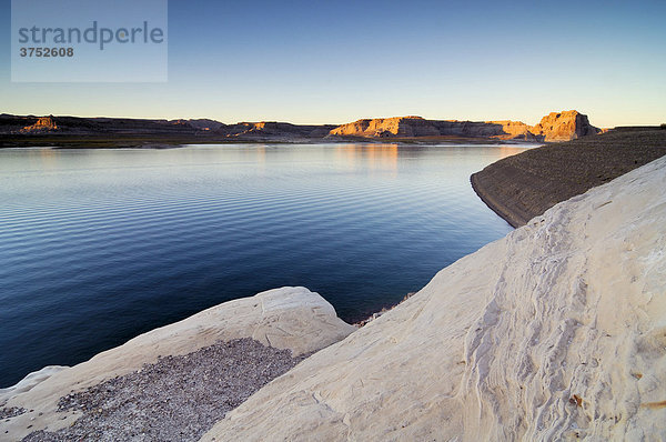 Sandsteinfelsen am Ufer des Lake Powell  Arizona  USA  Nordamerika