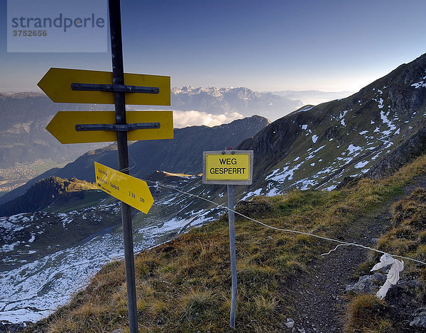 Wegmarkierungsschilder und Hinweisschild Weg gesperrt am Kellerjoch  Schwaz  Tirol  Österreich