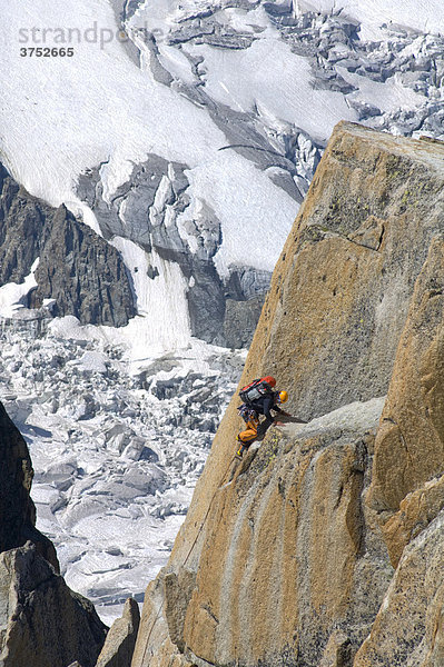 Bergsteiger klettert an einer Felswand bei der Aiguille du Midi  Mont Blanc Massiv Chamonix  Frankreich