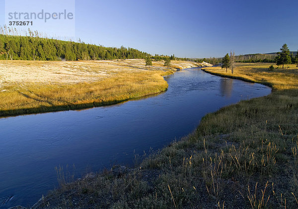 Ruhiger Flußlauf  Yellowstone Nationalpark  Wyoming  USA