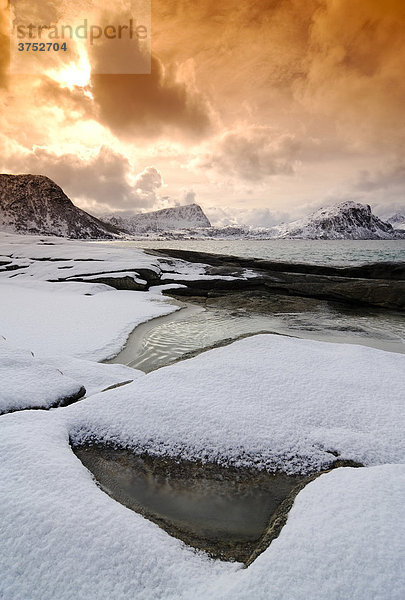 Winterlandschaft  Strand  Lofoten  Norwegen  Skandinavien