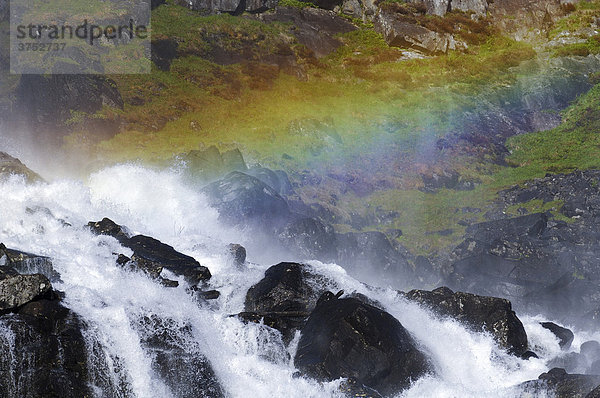 Latefossen-Wasserfall mit Regenbogen  Odda  Hordaland  Norwegen