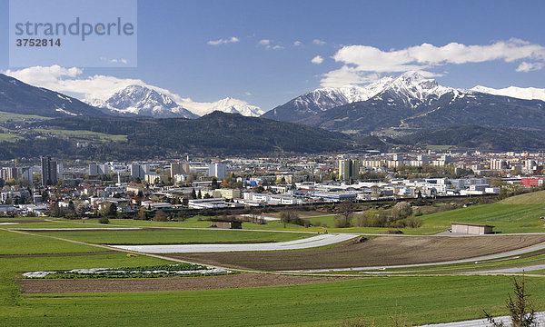 Stadtüberblick von Innsbruck mit den schneebedeckten Bergen Serles  Nockspitze und Habicht und der Skiabfahrt von der Muttereralm  Tirol  Österreich