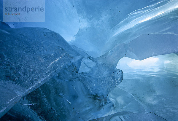 Blaue Eisformation im Inneren einer Gletscherspalte