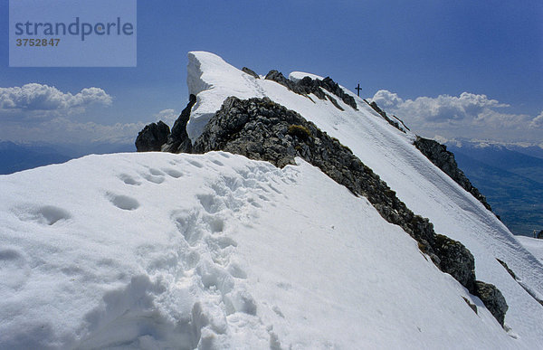 Gipfelgrat mit Spuren Schnee  Innsbrucker Klettersteig  Karwendel  Tirol  Österreich  Europa