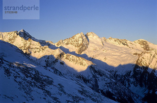 Blick auf den Olperer im letzten Abendlicht  Tuxer Alpen  Tirol Österreich  Europa