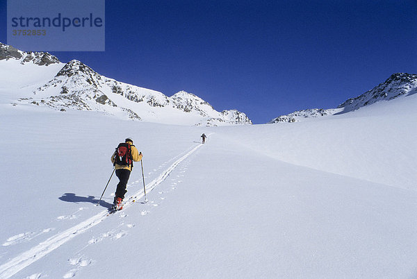 Skitourengeher geht in einer Touren-Spur in einem weiten verschneiten Hochtal zum Similaun  Ötztaler Alpen  Tirol  Österreich  Europa