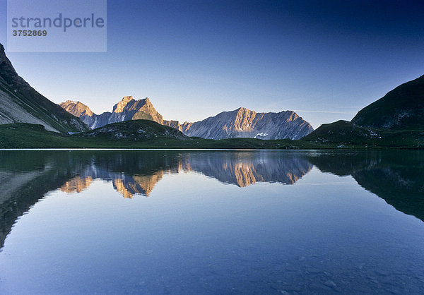 Spiegelung im Seewiesee nahe der Memminger Mütte  Lechtaler Alpen  Tirol  Österreich  Europa