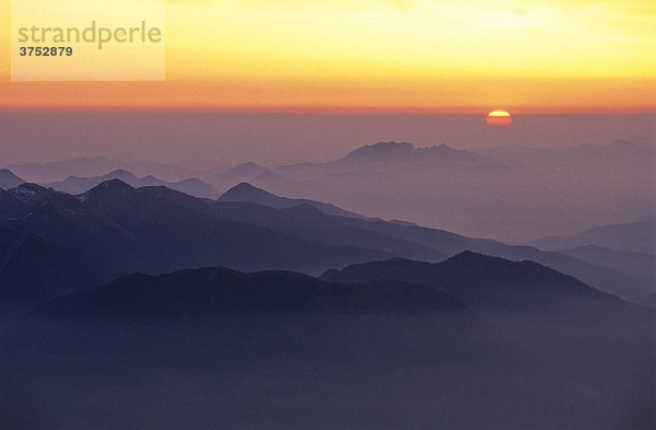 Sonnenuntergang im Bergland  Blick von der Zugspitze  Bayern  Deutschland  Europa