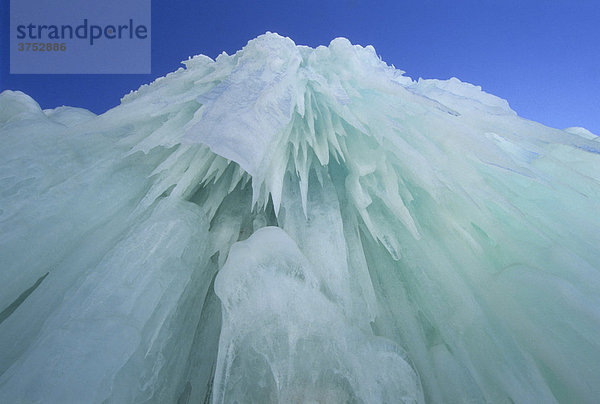 Eisformationen an einem gefrorenen Wasserfall  Tirol  Österreich  Europa