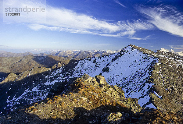 Berggipfel in den Tuxer Alpen  Tirol  Österreich  Europa