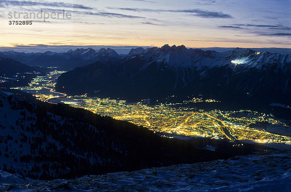 Inntal  Innsbruck bei Nacht  Tirol  Österreich  Europa