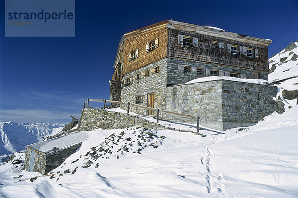 Vorderansicht der Similaunhütte im Winter  Ötztaler Alpen  Tirol  Österreich  Europa