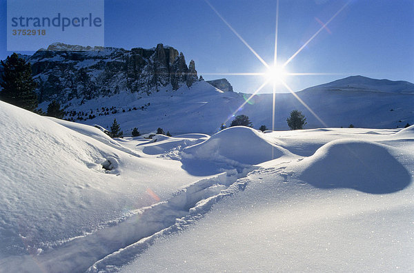 Sonnenstern und tief verschneite Landschaft  Sellapass im Winter  Südtirol  Italien  Europa