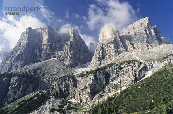 Bergmassiv mit Wolkenfetzen  Dolomiten  Südtirol  Italien  Europa