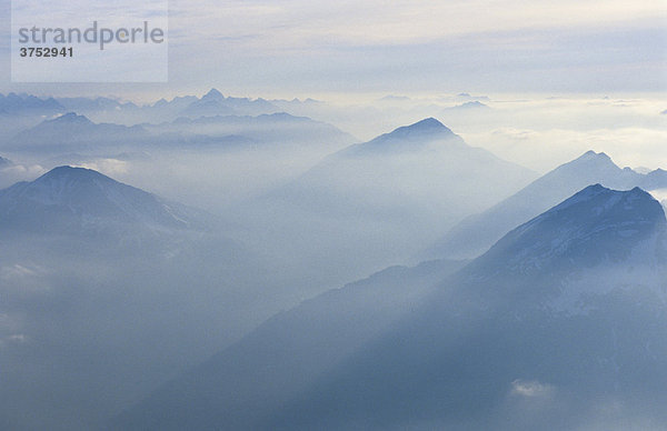 Gipfelblick von der Zugspitze  Berge  Silhouette im Dunst  Wetterstein  Bayern  Deutschland  Europa