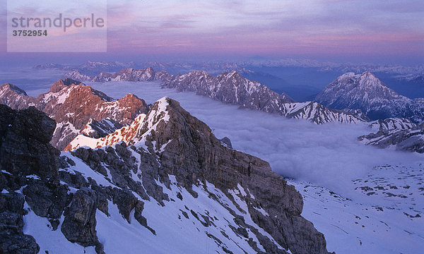 Blick vom Gipfel der Zugspitze  Berge und Gipfel in rosa Abendlicht  Bayern  Deutschland  Europa