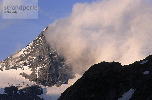 Wolkenfetzen an einem Berg im Abendlicht  Zillertaler Alpen  Tirol  Österreich  Europa