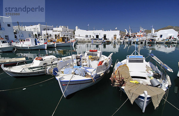 Fischerboote ankern im Hafen von Naoussa  Paros  Kykladen  Griechenland  Europa