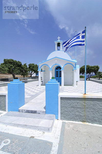 Blau weisse Kapelle  griechische Fahne weht im Wind  Mykonos  Kykladen  Griechenland  Europa