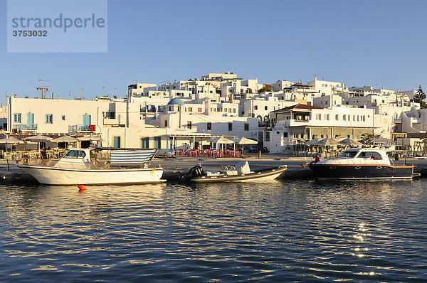 Weiße Häuser und der Hafen von Naoussa  Kykladen  Paros  Griechenland  Europa