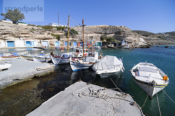 Boote in einem kleinen Fischerdorf Milos  Kykladen  Griechenland  Europa