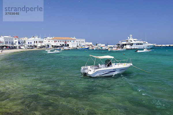 Alter Hafen  Fischerboot ankert im türkisen Meer vor Mykonos  Kykladen  Griechenland  Europa