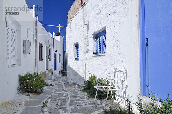 Narrow alley in Naoussa  Paros  Cyclades  Greece  Europe