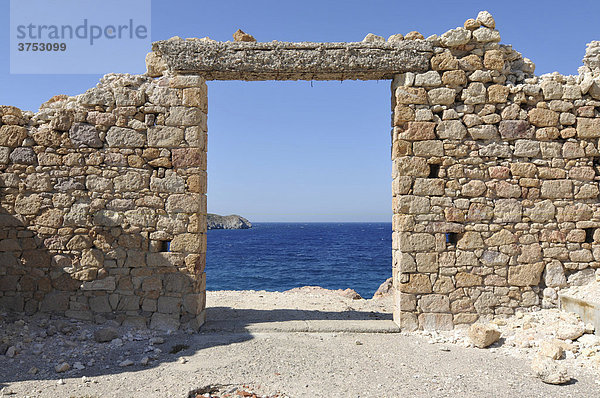 Felsentor in Firapotamos  hinten Blick auf blaues Meer  Milos  Kykladen  Griechenland  Europa