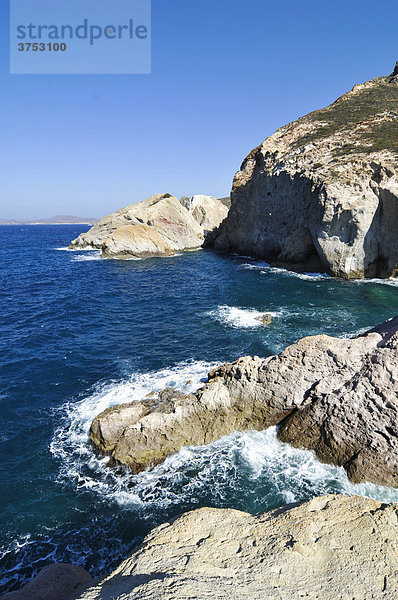 Felsenküste mit blauem Meer vor Firopotamos  Milos  Kykladen  Griechenland  Europa