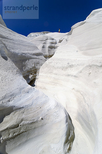 Weiße Felsformationen  Slotcanyon am Strand von Sarakiniko auf Milos  Kykladen  Griechenland  Europa