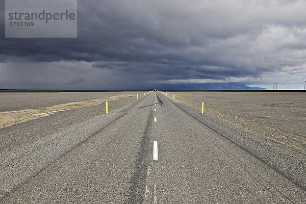 Straße und Gewitterwolken  Sandfläche Skei_ararsandur  Südküste  Island