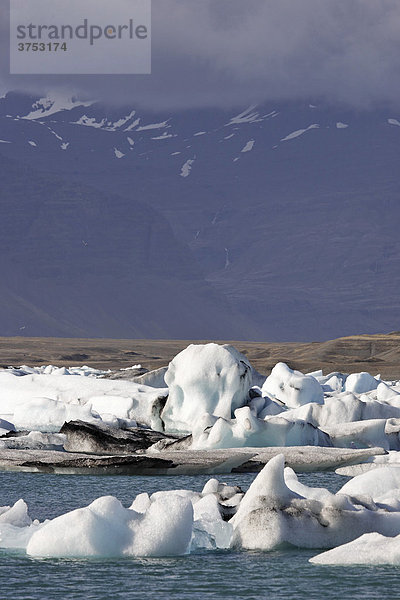 Eisberge deren unterschiedliche Färbung bis hin zu schwarz von Vulkanasche herrührt  Gletschersee Jökulsarlon  Südküste  Island