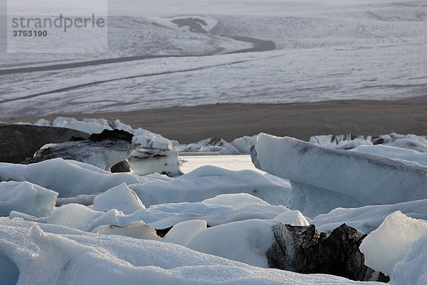 Eisberge und im Hintergrund Gletscher Brei_amerkurjökull  Gletschersee Jökulsarlon  Südküste  Island