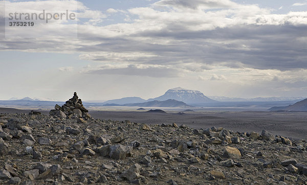 Berg Her_ubrei_ und Burfellshraun  Nordisland  Island