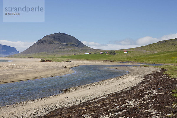 Sandbank und dahinter Hof und Kirche von Nupur  D_rafjör_ur  Westfjorde  Island