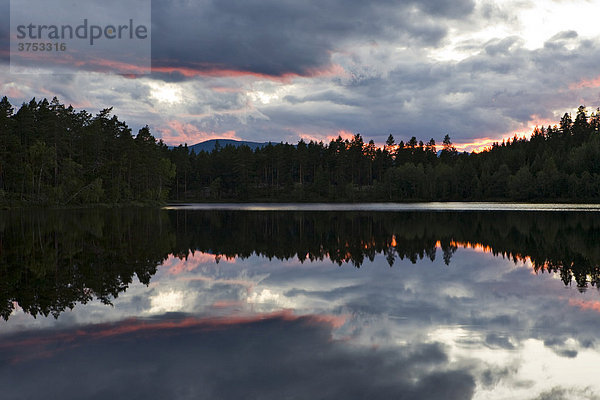 Sonnenuntergang am See bei Ormemyr  Telemark  Norwegen