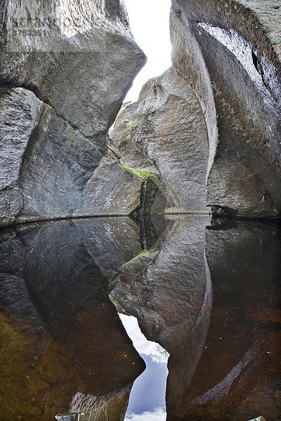 Spiegelung der Felsen im Teich in der Höhle Vetlahelvete im Aurlandsdalen  Norwegen