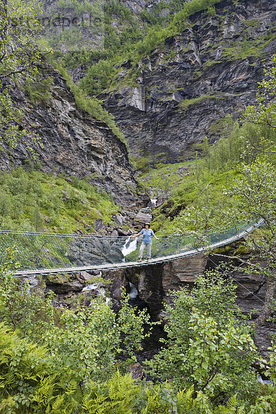 Hängebrücke bei Holmegard im Aurlandsdalen  Norwegen