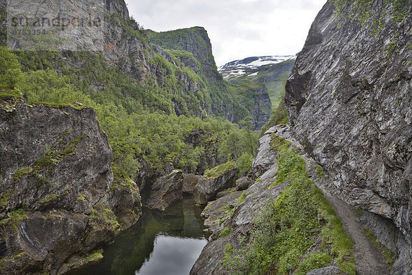 Schmaler Steig entlang des Flusses Aurlandselva  Norwegen
