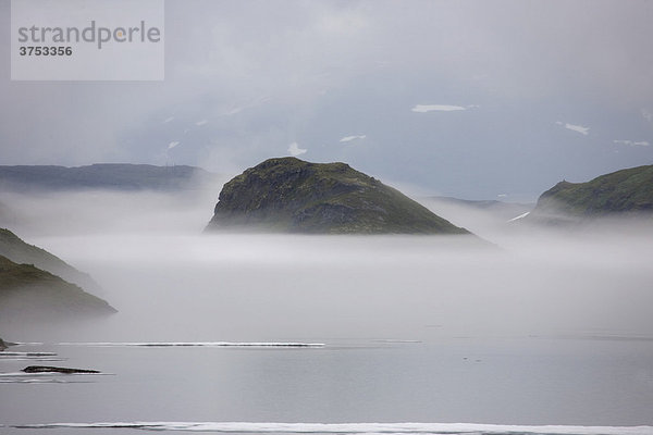 Nebelstimmung am Bergsee auf dem Pass über das Vikafjell  Norwegen