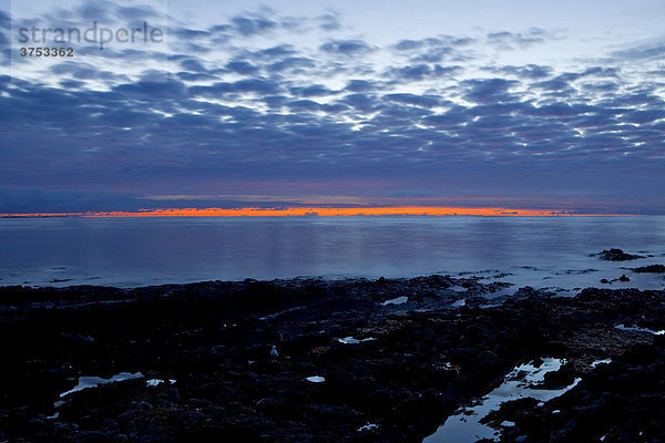 Blick von der Insel Runde aufs Meer bei Sonnenuntergang  Runde  M¯re og Romsdal  Norwegen